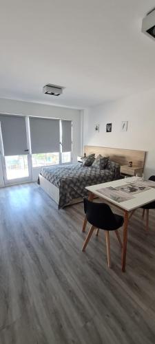 1 dormitorio grande con 1 cama y 1 mesa en Monoambiente del barquito Alquiler temporario Rosario en Rosario
