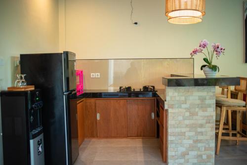 Köök või kööginurk majutusasutuses Sawitri Anandhita Luxury Villas