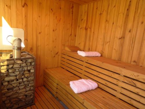 um quarto de madeira com 2 camas numa sauna em Casa Deco Hotel Boutique em Cochabamba