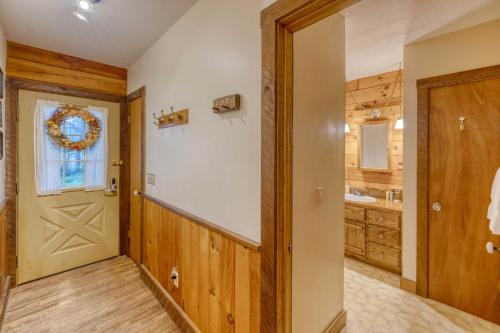 Ένα μπάνιο στο Lakefront Blairsville Cabin with Deck and Dock!