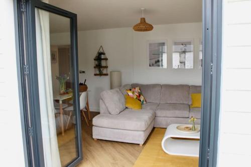 Χώρος καθιστικού στο Salt Yard Apartment, Parking and Terrace, Whitstable