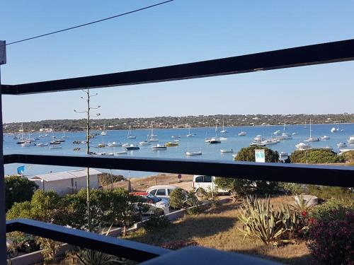 - une vue sur un port avec des bateaux dans l'eau dans l'établissement Suite La Savina Formentera con vistas al mar, à La Savina