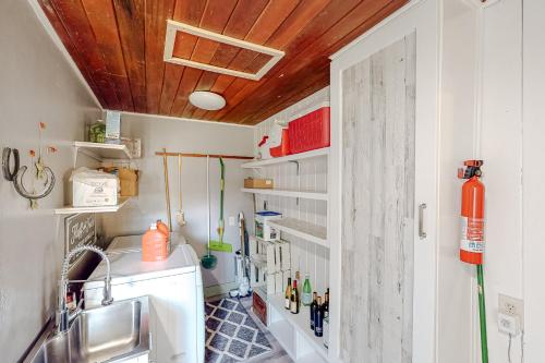 a kitchen with a sink and a washing machine at Bear Den in Oakhurst
