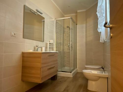 y baño con lavabo, aseo y ducha. en casa del sole, en Taormina