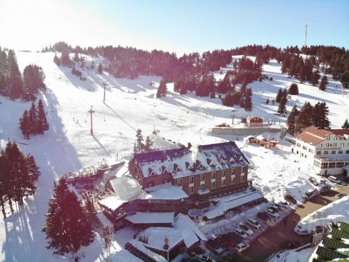 una vista aérea de una estación de esquí en la nieve en Oksijen Zone Hotel & Spa, en Uludag