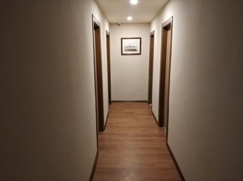 um corredor com uma fila de portas e pisos de madeira em Nest Hotel ANTALYA em Antália