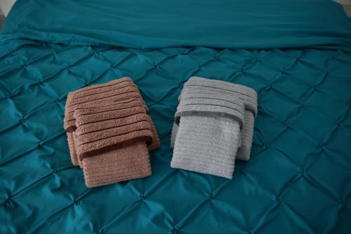 duas toalhas sentadas em cima de uma cama em Cavleski apartment em Prilepo