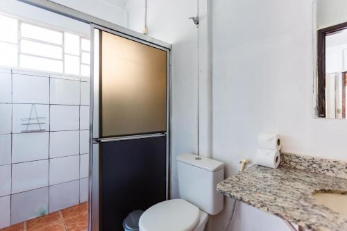 a bathroom with a toilet and a sink at Pousada Chão de pedra in Bonito