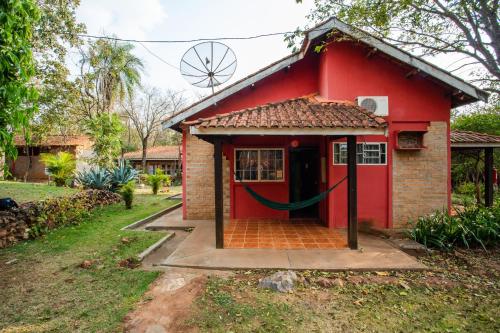 a red house with a red door at Pousada Chão de pedra in Bonito