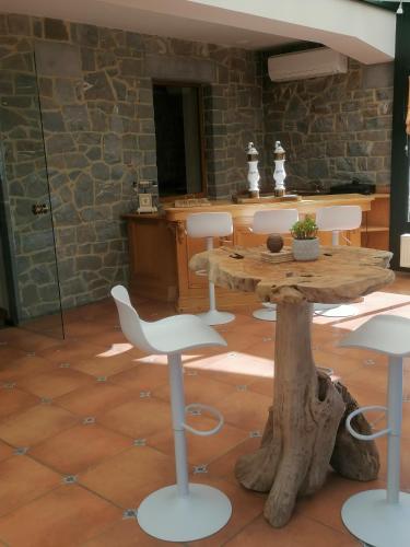 a dining room with a table and chairs at Au regard des biches in Sovet