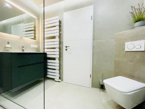 La salle de bains est pourvue de toilettes et d'un lavabo. dans l'établissement Ferienwohnung Zeitlos, à Attendorn