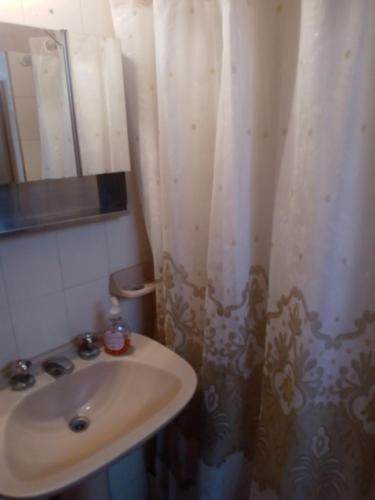 baño con lavabo y cortina de ducha en Casa Marques en Santa Rosa