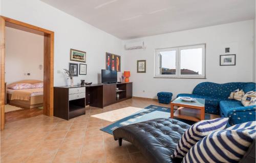 Amazing Apartment In Barbat-rab With Wifi في Barbat na Rabu: غرفة معيشة مع أريكة وسرير