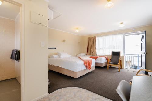 Postel nebo postele na pokoji v ubytování Highway Lodge Motel