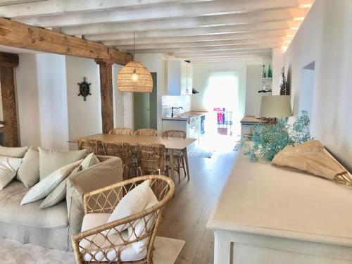 ein Wohnzimmer mit einem Sofa und einem Tisch in der Unterkunft Casa La Marina in Hondarribia