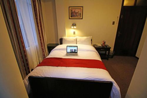普諾的住宿－Camino Real Puno，酒店客房,配有一张带笔记本电脑的床