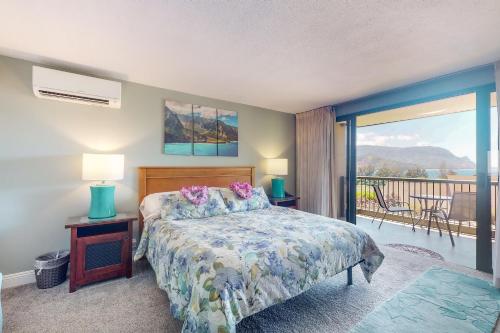 - une chambre avec un lit et un balcon dans l'établissement Hanalei Bay Resort 6222, à Princeville