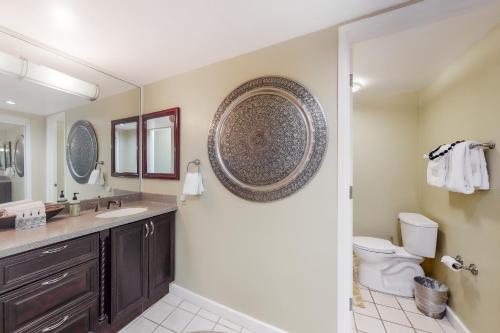 uma casa de banho com um lavatório, um WC e um espelho. em Hanalei Bay Resort 9204 em Princeville