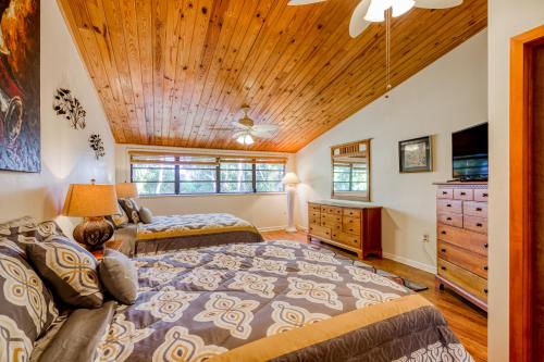 1 dormitorio con 1 cama grande y techo de madera en Escape to the Keys, en Islamorada