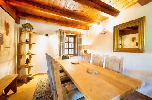une salle à manger avec une table et des chaises en bois dans l'établissement Magnifique chalet authentique au cœur des 3 vallées, à Courchevel