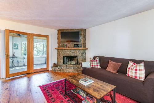 Cozy Hilltop Hideaway – Photos 5