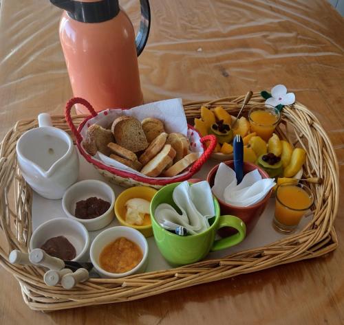 um cesto cheio de diferentes tipos de alimentos sobre uma mesa em Habitación Caléndulas- Hospedaje Lo De Juan Y Mabel em Tandil