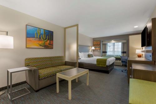 pokój hotelowy z łóżkiem i kanapą w obiekcie Best Western Plus Yuma Foothills Inn & Suites w mieście Yuma