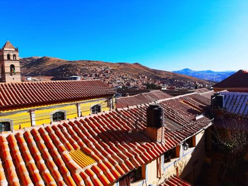 - Vistas a una ciudad con tejados y una iglesia en Hostal Compañía de Jesús en Potosí