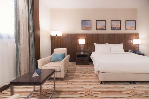 Ένα ή περισσότερα κρεβάτια σε δωμάτιο στο Radisson Blu Hotel, Buraidah