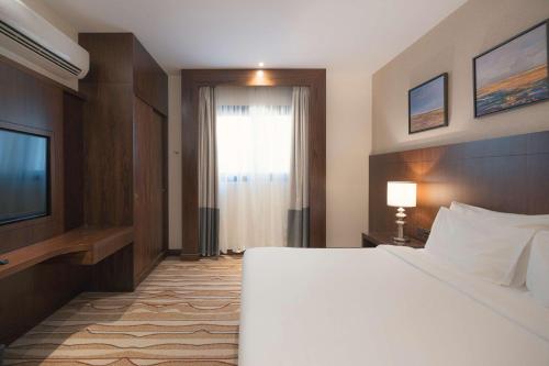 Ένα ή περισσότερα κρεβάτια σε δωμάτιο στο Radisson Blu Hotel, Buraidah