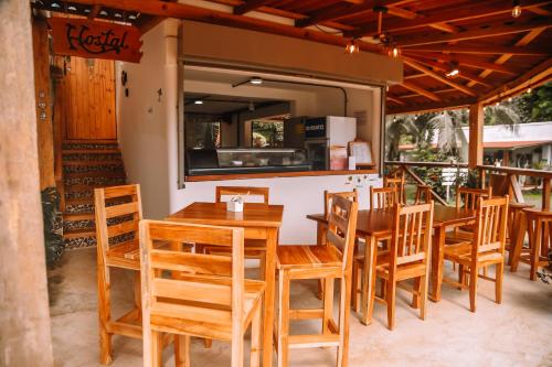 ein Restaurant mit Holztischen und -stühlen auf einer Terrasse in der Unterkunft Sunset Catalina in Santa Catalina