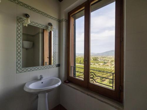 bagno con lavandino e finestra con vista di Private villa with swimming pool in the heart of Umbria a Bevagna