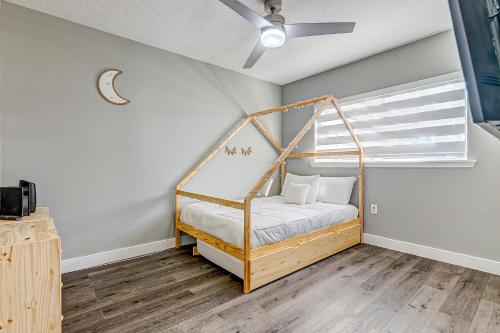 ein Kinderzimmer mit einem Bett mit Schaukel in der Unterkunft Suwannee Lane in Cocoa Beach