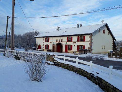 Gîte authentique avec terrasse couverte, 16 km de Gérardmer, 4 chambres, équipement bébé, Wi-Fi inclus - FR-1-589-231