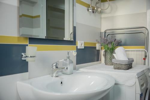 Et badeværelse på Blloku Area Modern App - THE NEST