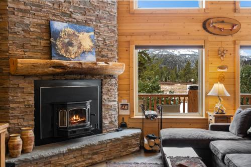a living room with a fireplace in a cabin at Mule Deer Cabin in West Yellowstone