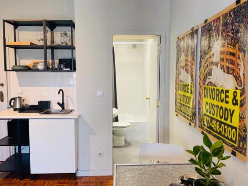 een badkamer met een wastafel en een toilet in een kamer bij Oporto Batalha Nice View Flat in Porto