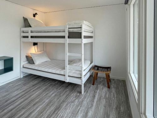 Habitación con 2 literas y mesa. en Holiday home BORGHOLM XI, en Borgholm