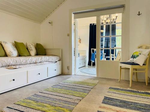 sala de estar con cama y puerta corredera de cristal en Holiday home KÖPMANNEBRO II, en Köpmannebro