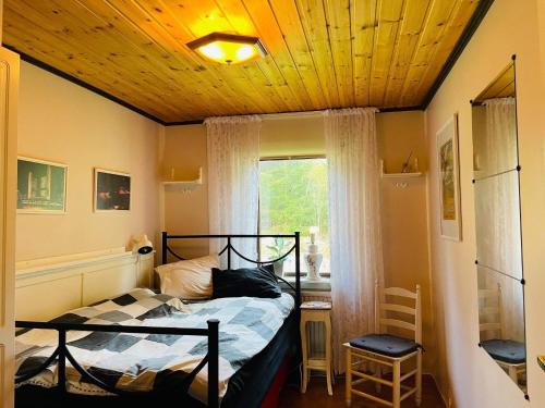 um quarto com uma cama e um tecto em madeira em Holiday home MÖLLTORP em Mölltorp
