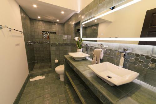 - Baño con 2 lavabos y aseo en Casa del Bosque at La Fortuna en Fortuna