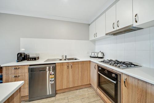 Η κουζίνα ή μικρή κουζίνα στο The Mountain House - Luxury 4BR Home l WiFi l Netflix l BBQ l Nespresso Machine