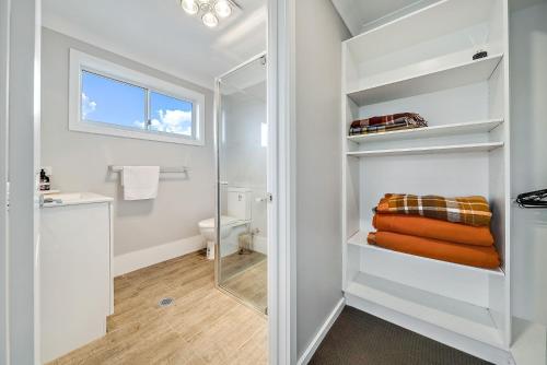 Ένα μπάνιο στο The Mountain House - Luxury 4BR Home l WiFi l Netflix l BBQ l Nespresso Machine