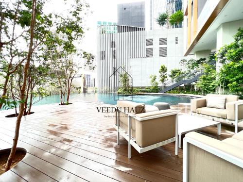 een patio met een zwembad in een gebouw bij Lucentia Residences BBCC at Lalaport Kuala Lumpur by Veedu Hauz in Kuala Lumpur