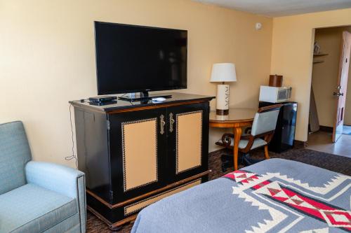 un soggiorno con TV a schermo piatto e divano di Columbia Gorge Inn a Cascade Locks