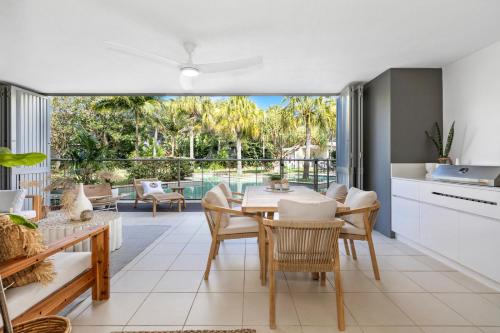 una cucina e una sala da pranzo con tavolo e sedie di Drift North Apartments by Kingscliff Accommodation a Casuarina