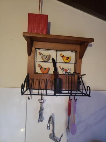 a rack of kitchen utensils hanging on a wall at Chalés Flor de Manacá in Alto Paraíso de Goiás