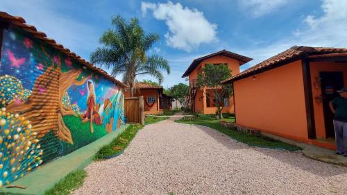 a mural on the side of a building at Chalés Flor de Manacá in Alto Paraíso de Goiás