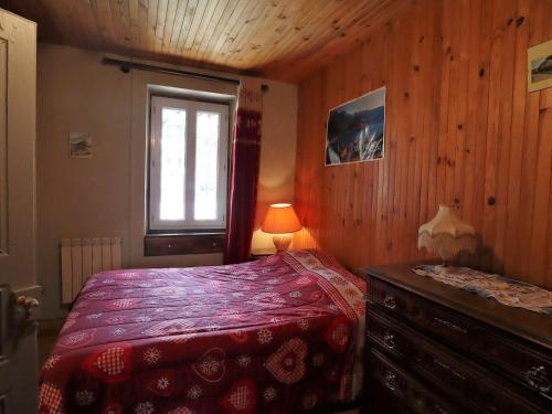 a bedroom with a bed and a dresser and a window at Appartement cosy 6 pers. avec balcon au village, proche parking et local à skis - FR-1-342-291 in Beaufort