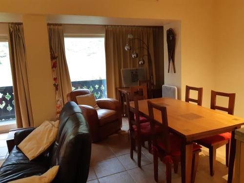 un salon avec une table et un canapé dans l'établissement Appartement 3 pièces skis aux pieds, balcon, garage, Wi-Fi à Courchevel 1550 - FR-1-514-74, à Courchevel